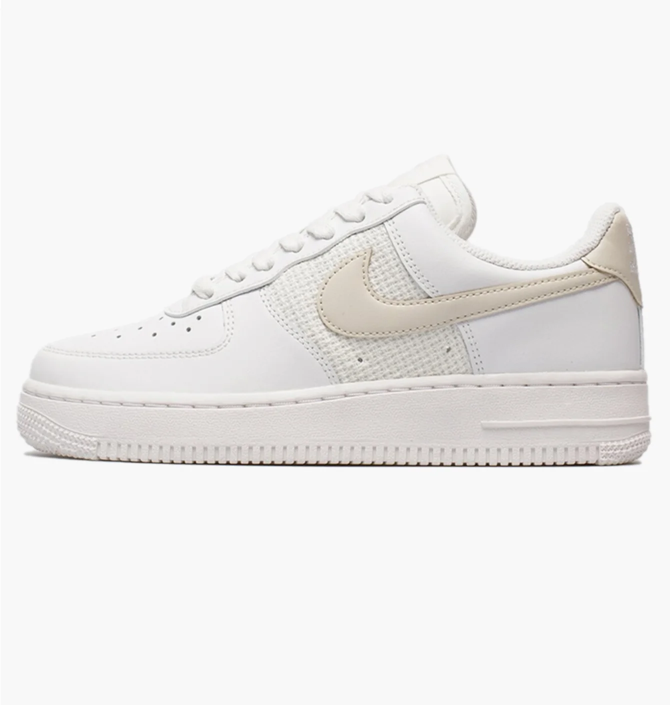 Кросівки жіночі Nike Air Force 1 07 Ess White Dj9945-100